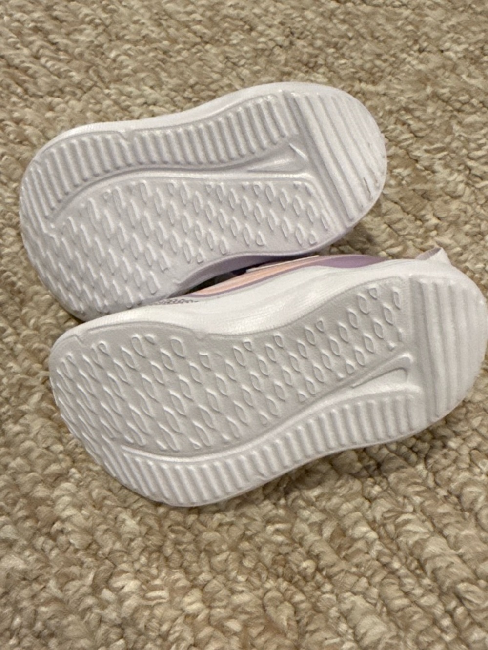 GIRLS' NIKE INFANT COSMIC RUNNER RUNNING SHOES - Picture 3 of 7